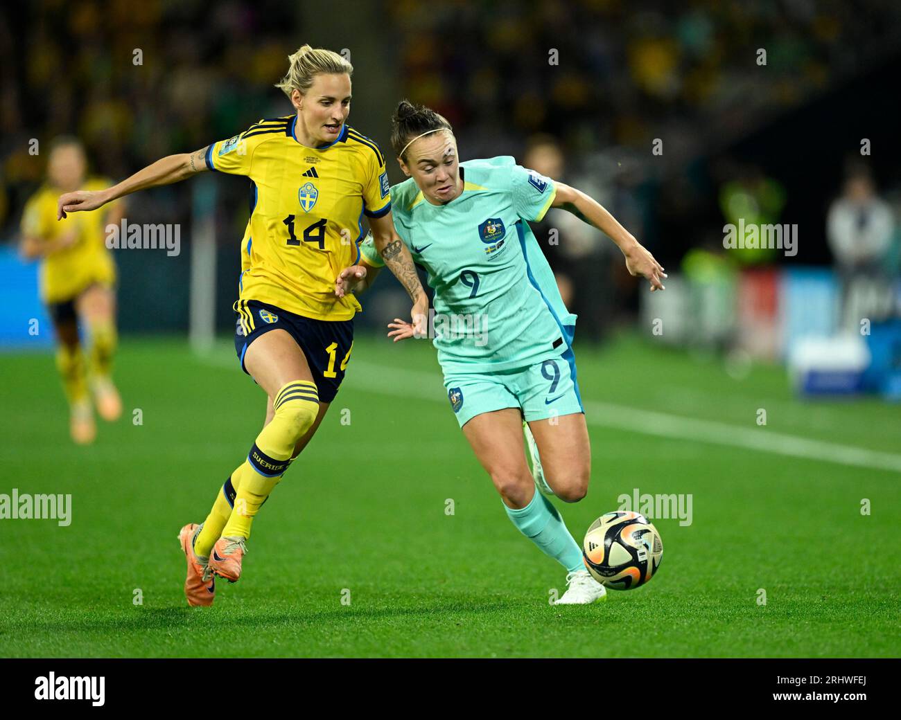 Brisbane, Australien. August 2023. Schweden Nathalie Björn oand Australiens Caitlin Foord beim dritten Spiel der FIFA Frauen-Weltmeisterschaft zwischen Schweden und Australien im Brisbane Stadium, Brisbane, Australien, am 19. August 2023.Foto: Pontus Lundahl/TT/Code 10050 Credit: TT News Agency/Alamy Live News Stockfoto