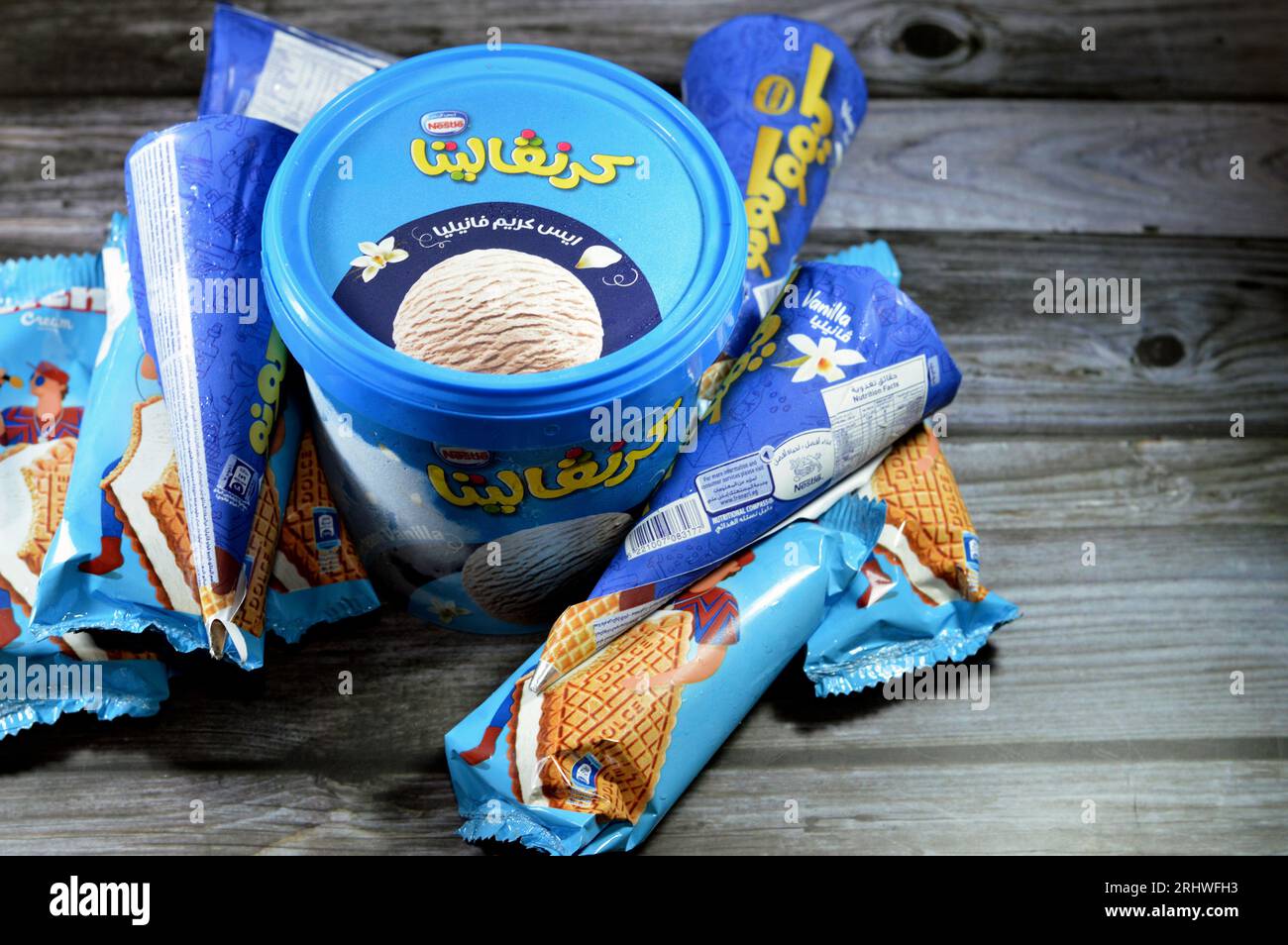 Kairo, Ägypten, 8. August 2023: Hintergrund von Dolce Ice Cream Vanilla Cream Hexe, Carnavalita Ice-Cream Vanilla von Nestle und Kimo Kono Nestle Vanilla Stockfoto