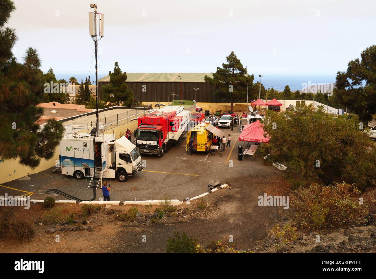 Arafo, Spanien. August 2023. Ansicht eines Feuerwehrzentrums in der Nähe der Gemeinde Arafo. Der Waldbrand auf der Kanarischen Insel Teneriffa, der bei Urlaubern beliebt ist, bleibt nach etwa drei Tagen außer Kontrolle. Quelle: Patrick Kerber/TNN/dpa/Alamy Live News Stockfoto