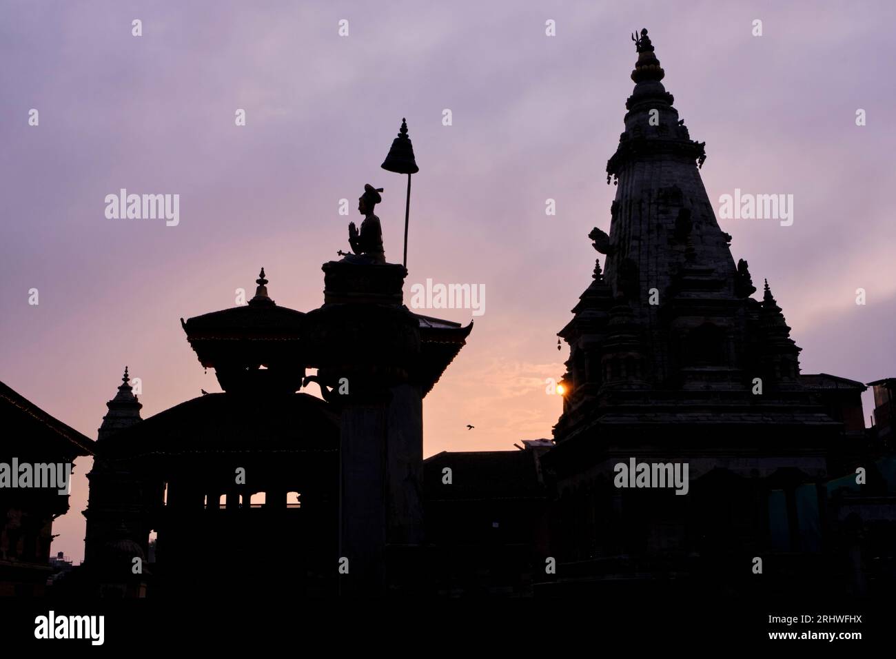 Nepal, Kathmandu-Tal, UNESCO-Weltkulturerbe, Stadt Bhaktapur, Durbar-Platz, Statue von König Bhupatindra Malla auf einem Steinm Stockfoto