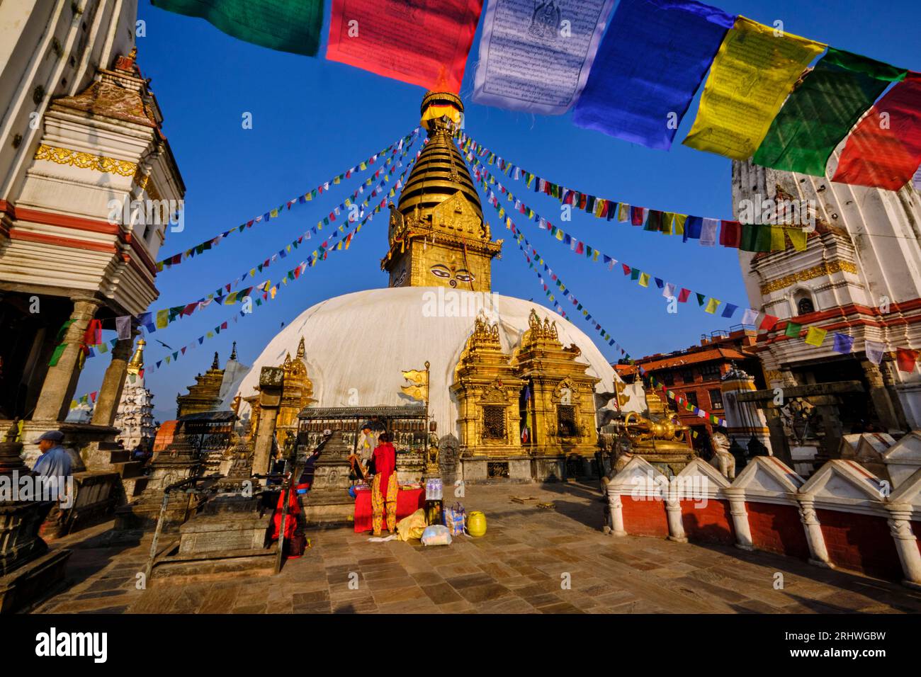 Nepal, Kathmandu-Tal, Swayambunath buddhistische Stupa und Gebetsfahne Stockfoto