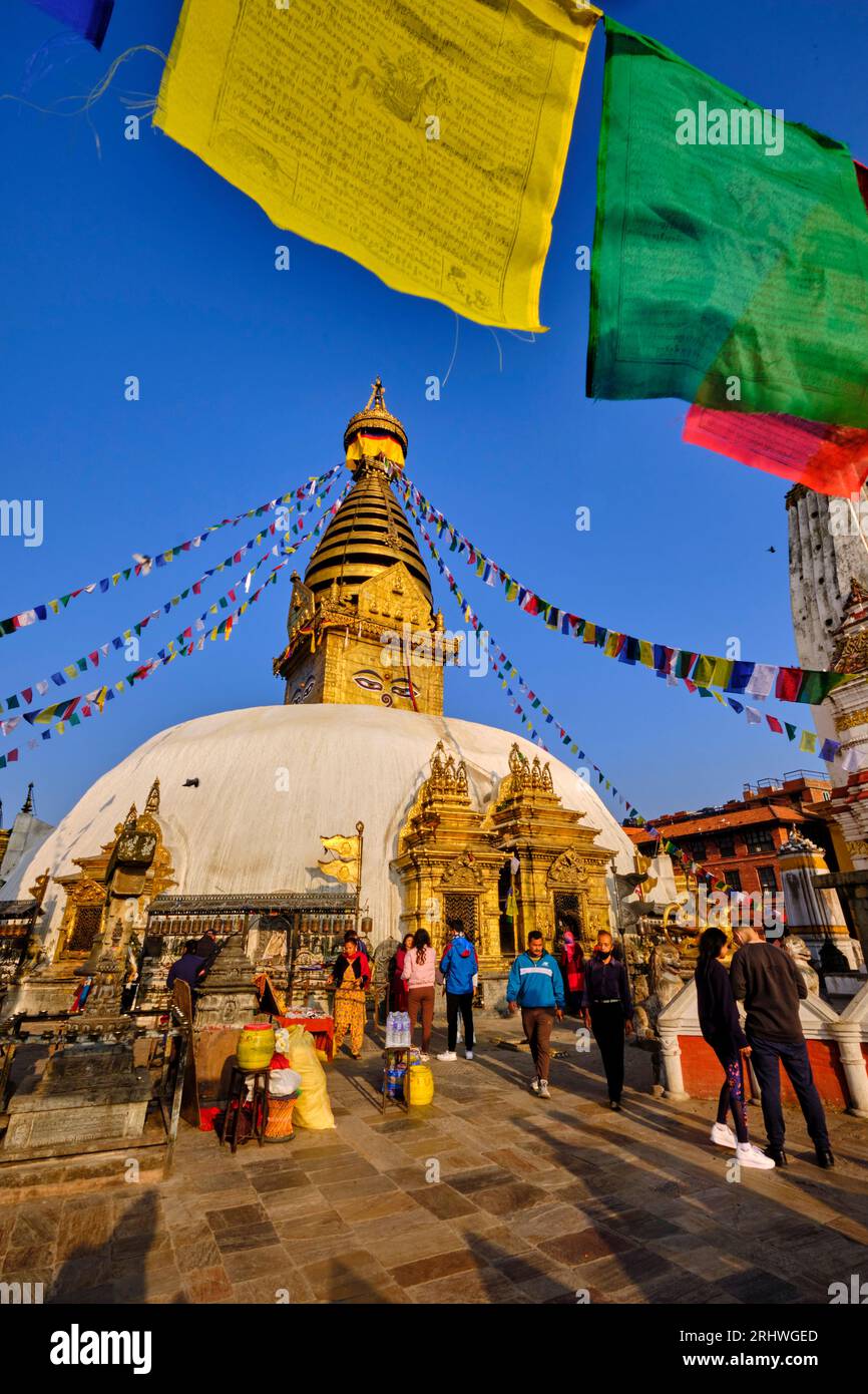 Nepal, Kathmandu-Tal, Swayambunath buddhistische Stupa und Gebetsfahne Stockfoto