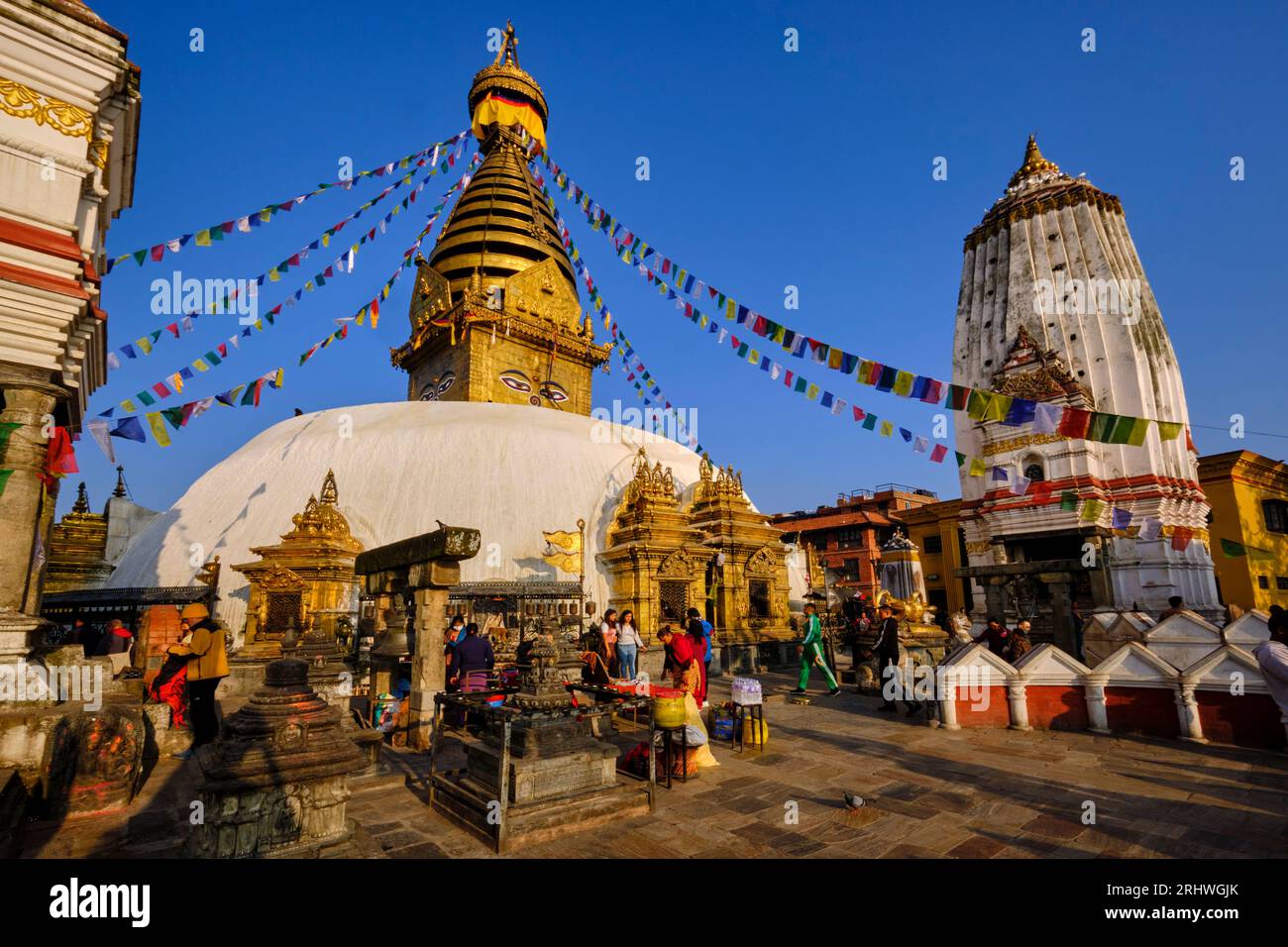 Nepal, Kathmandu-Tal, Swayambunath buddhistische Stupa und Gebetsfahne Stockfoto