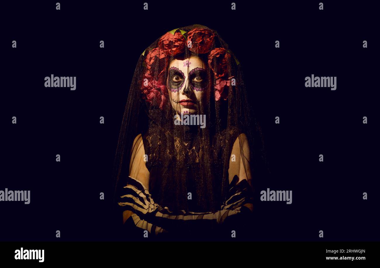 Frau mit Black Widow-Bühnenschminke für Feiertage, die mit dem Totenkult verbunden sind Stockfoto
