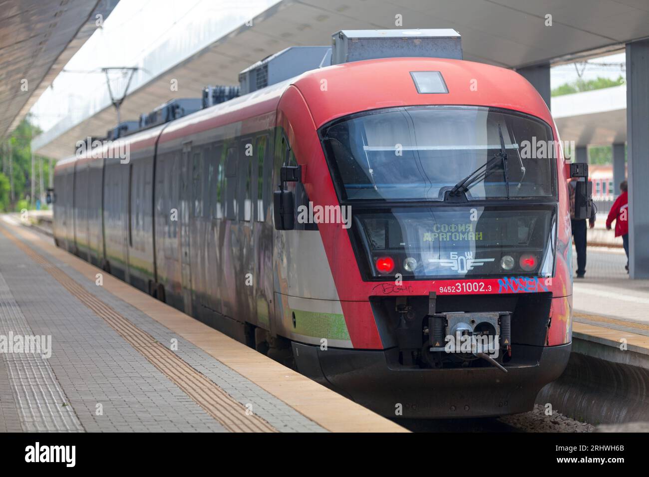 Sofia, Bulgarien - 19. Mai 2019: Zug der Baureihe BDŽ 30 (Desiro Siemens) am Hauptbahnhof Sofia. Stockfoto