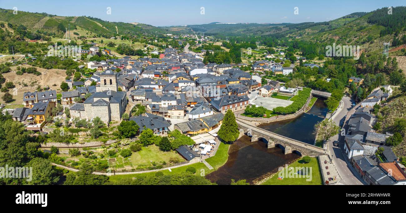 Panorama-Rundblick auf Molinaseca in der Provinz Leon, Region El Bierzo, seit 1975 zur historisch-künstlerischen Stätte erklärt und als eine von t angesehen Stockfoto
