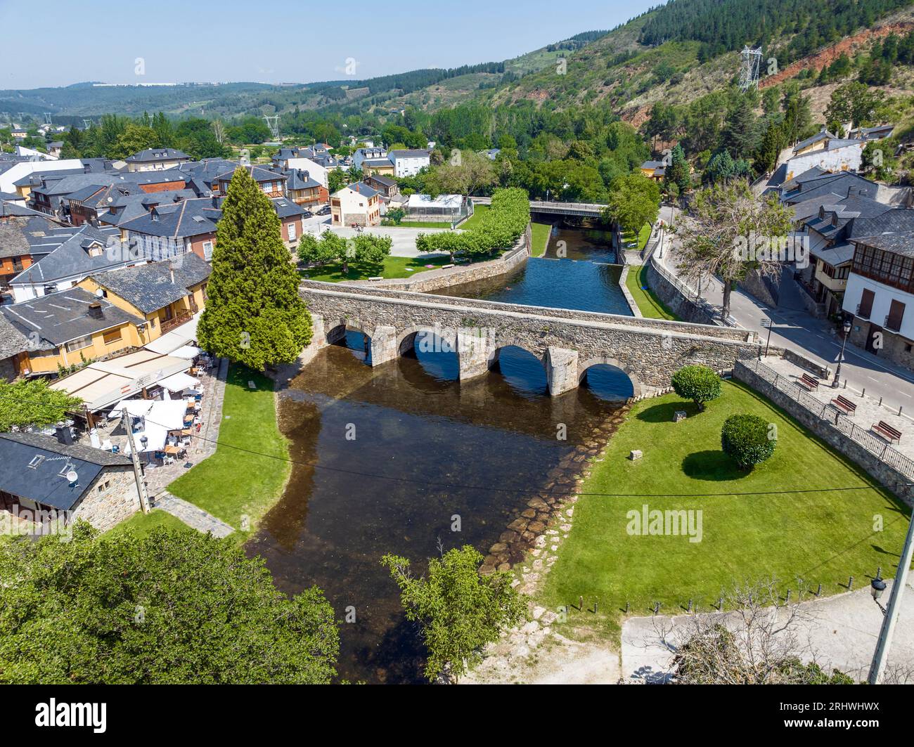 Luftaufnahme von Molinaseca in der Provinz Leon, El Bierzo Region, römische Brücke über den Meruelo Fluss. Gilt als eine der schönsten Städte Stockfoto