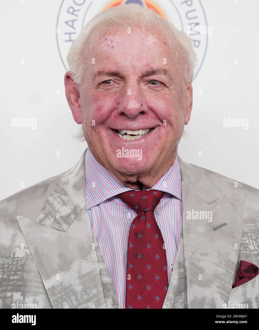 Ric Flair trifft auf der 23. Harold & Carole Pump Foundation Annual Gala ein, die am Freitag, 18. August 2023, im Beverly Hilton in Beverly Hills, KALIFORNIEN, stattfindet. (Foto: Sthanlee B. Mirador/SIPA USA) Stockfoto