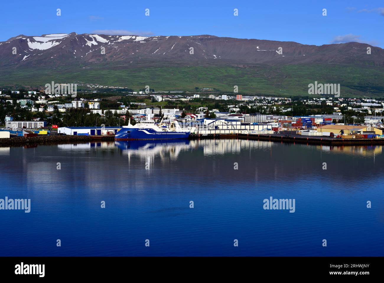 Das isländische Fischereifahrzeug Kaldbakur wird am frühen Morgen in seinem Heimathafen Akureyri im Nordosten Islands gesehen. Stockfoto