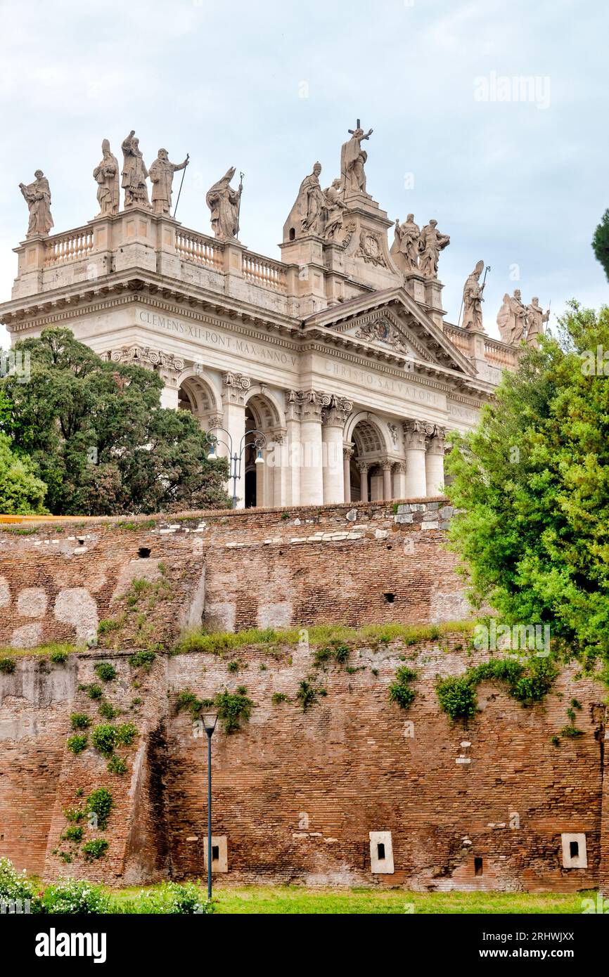 Abschnitt der Aurelianischen Mauer und Fassade der erzbasilika St. John Lateran, Rom, Italien Stockfoto