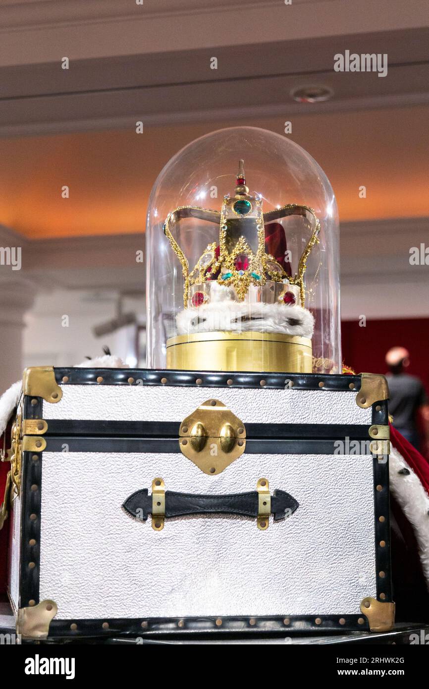 Freddie Mercury’s Signature Crown trug er während der Magic Tour vom 7. Juni bis 9. August 1986 in Sotheby's A World of his Own Exhibition in London, Großbritannien Stockfoto