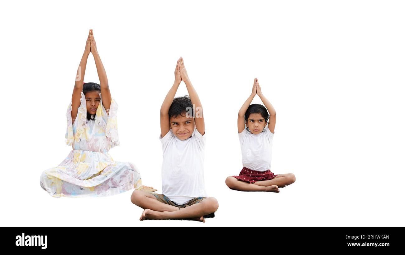 Teenager-Kinder, die Yoga auf der Matte üben. Meditation. Harmonie mit dem Körper. Fitness-Aufwärmen auf dem Boden zu Hause. Stockfoto