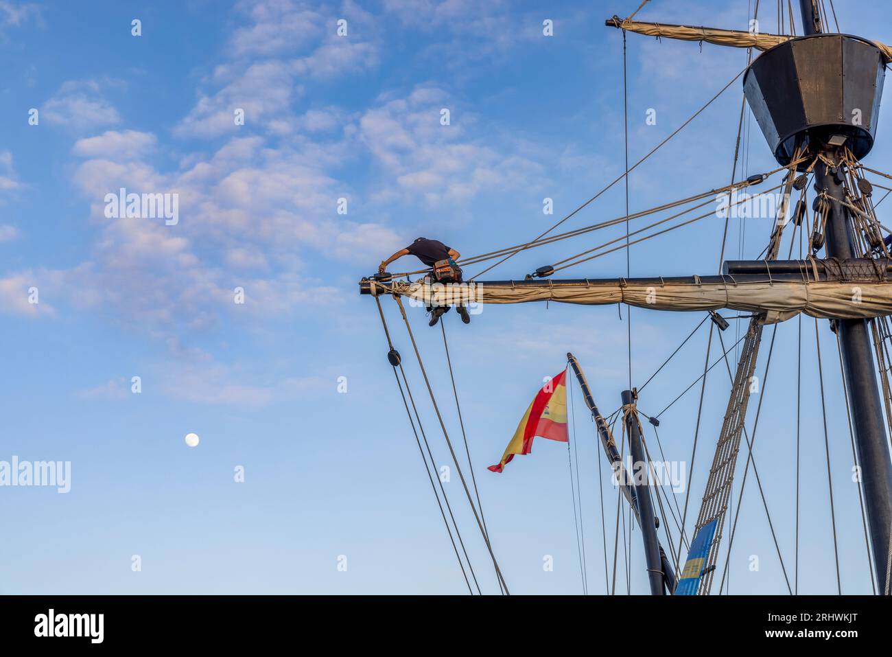 Sailor arbeitet an der Takelage der Nachbildung der Karacke aus dem 16. Jahrhundert, oder nao, Victoria im Hafen von Malaga, Costa del Sol, Spanien. Das Replikat wurde gebaut Stockfoto