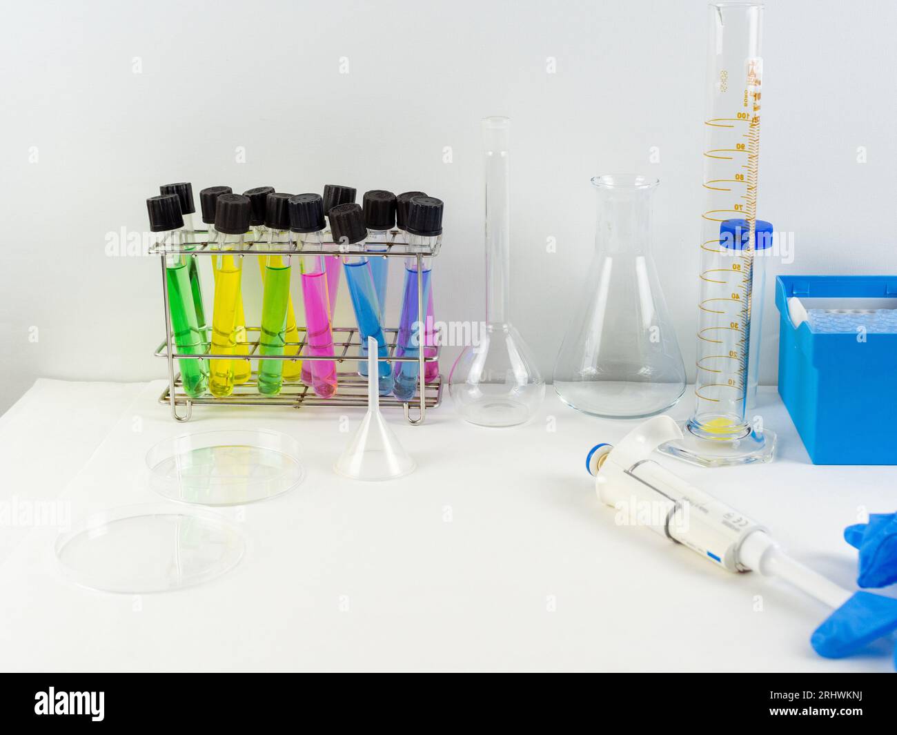 Laborausstattung und Glaswaren sind zu sehen Stockfoto