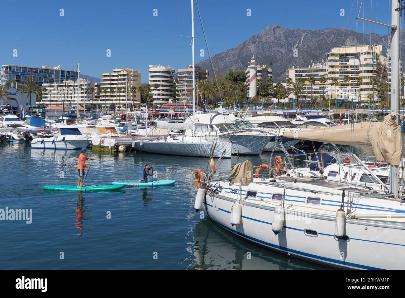 Puerto Deportivo oder Sporthafen am Ufer der Stadt Marbella. Marbella, Costa del Sol, Provinz Malaga, Andalusien, Südspanien. Mann und Kind Stockfoto