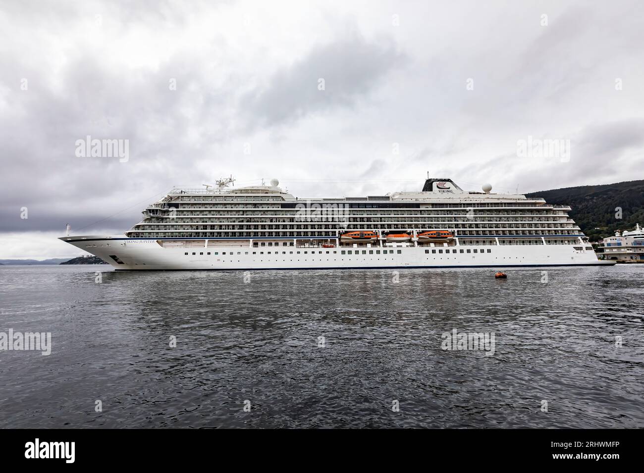 Kreuzfahrtschiff Viking Jupiter Abfahrt vom Skoltegrunnskaien Kai, im Hafen von Bergen, Norwegen. Stockfoto