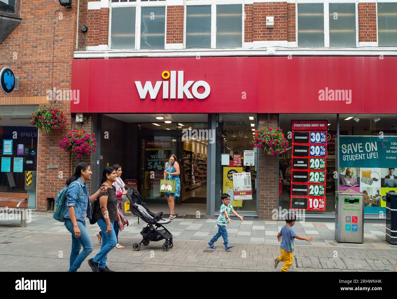 Maidenhead, Berkshire, Großbritannien. August 2023. Ein Wilko-Geschäft in der Maidenhead High Street, Berkshire. Wilko ist inzwischen in die Verwaltung gegangen und hat 12.000 Geschäfte in Gefahr gebracht, aber die Administratoren Price Waterhouse Cooper (PWC) halten die Geschäfte vorerst offen, während sie einen Käufer für Wilko suchen. Ein weiterer Verkauf wurde in einigen Positionen begonnen. Wilko beschäftigt 12.000 Mitarbeiter und verfügt über 400 Geschäfte, von denen einige alte Woolworths-Geschäfte waren. Quelle: Maureen McLean/Alamy Live News Stockfoto