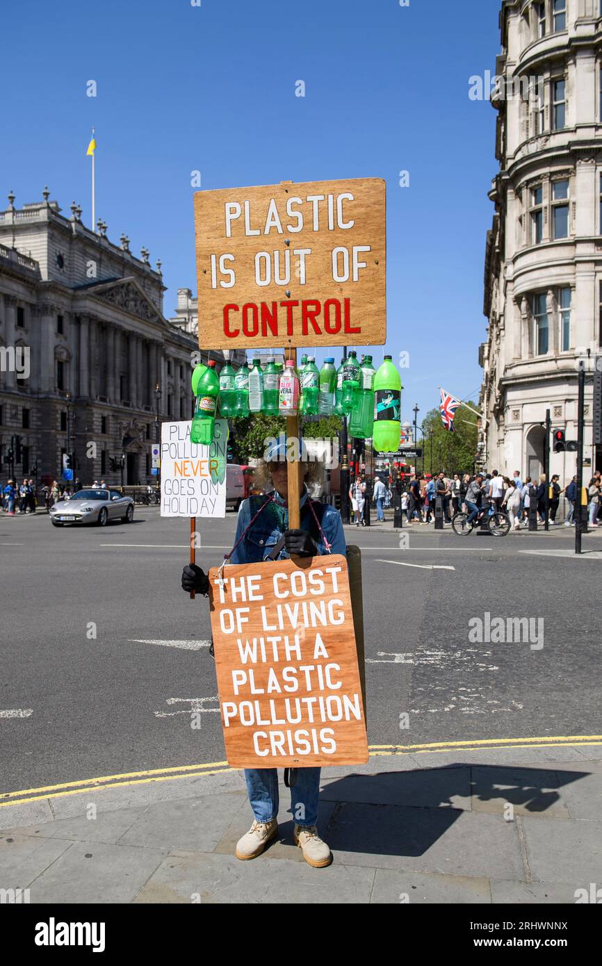 Ein Umweltprotestierender, der gegen die Verwendung von Kunststoff demonstriert, Parliament Square, London, UK. 26. Mai 2023 Stockfoto