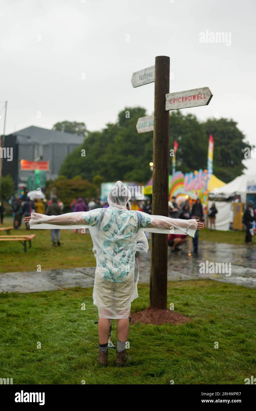 Glanusk Park, Großbritannien. Freitag, 18. August 2023. Allgemeine Ansichten eines regnerischen Tages 2 beim Green man Festival 2023 im Glanusk Park, Brecon Beacons, Wales. Fototermin: Freitag, 18. August 2023. Foto sollte lauten: Richard Gray/Alamy Live News Stockfoto