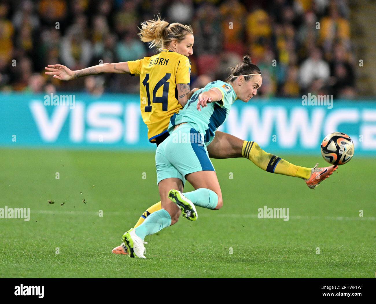 Brisbane, Australien. August 2023. Die Schwedenin Nathalie Bjorn (L) bestreitet mit der Australierin Caitlin Foord im dritten Spiel zwischen Schweden und Australien bei der FIFA Frauen-Weltmeisterschaft 2023 in Brisbane, Australien, am 19. August 2023. Quelle: Guo Lei/Xinhua/Alamy Live News Stockfoto