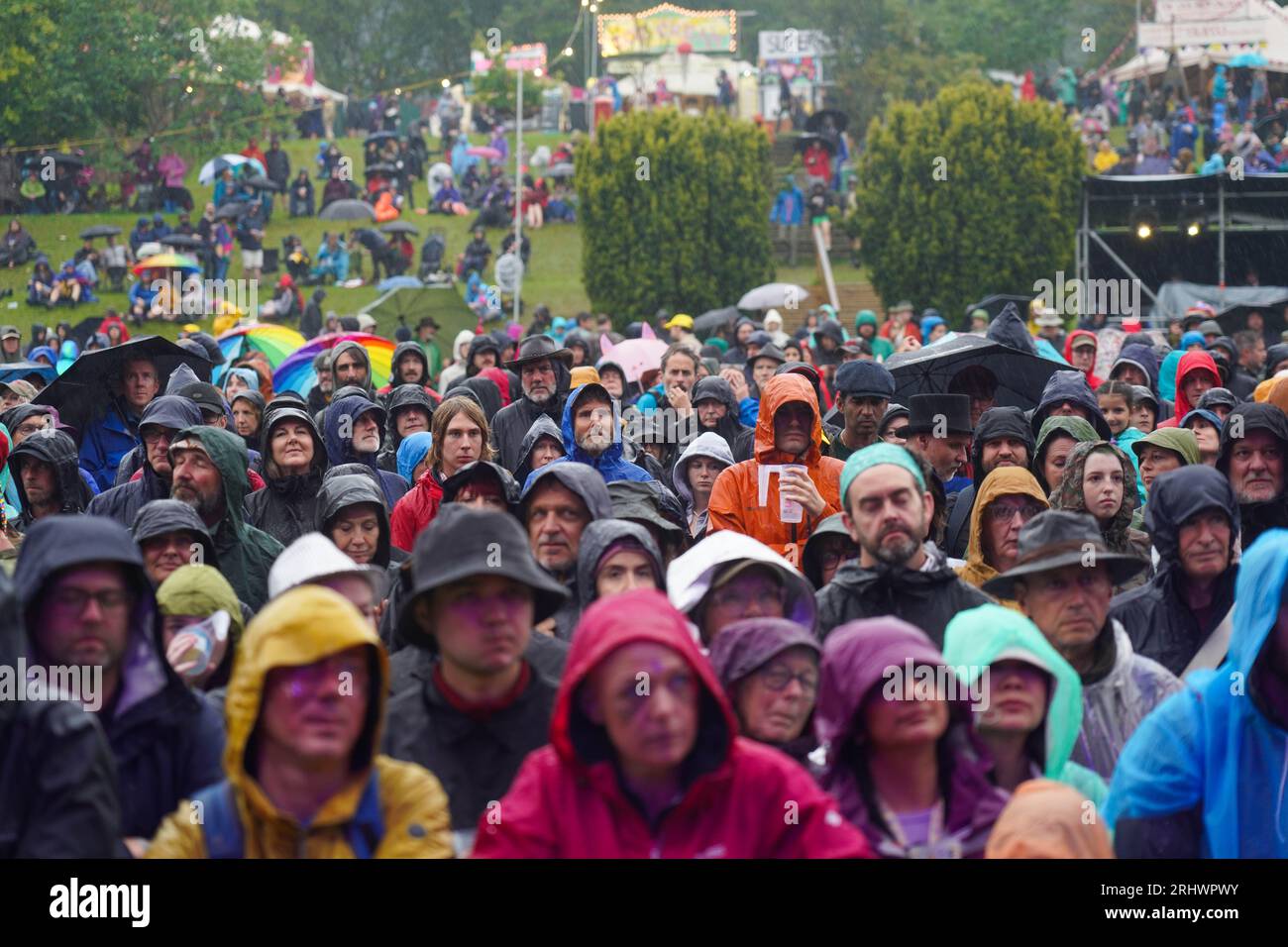 Glanusk Park, Großbritannien. Freitag, 18. August 2023. Allgemeine Ansichten eines regnerischen Tages 2 beim Green man Festival 2023 im Glanusk Park, Brecon Beacons, Wales. Fototermin: Freitag, 18. August 2023. Foto sollte lauten: Richard Gray/Alamy Live News Stockfoto