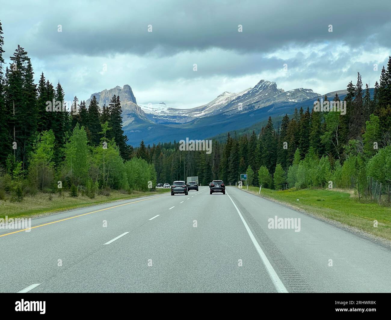 Banff, Alberta Kanada - 23. Mai 2023: Die Panoramaaussicht während der Fahrt durch den Banff National Park in Kanada. Stockfoto