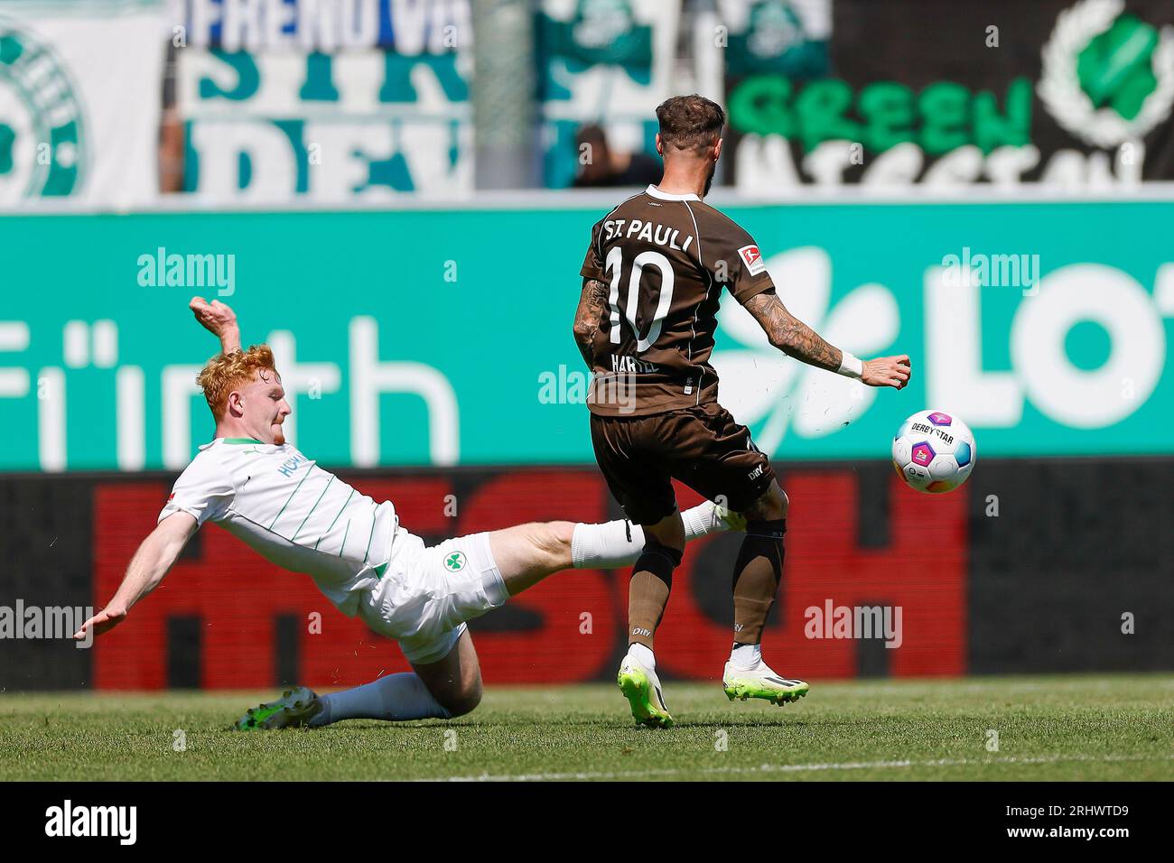 19. August 2023, Bayern, Fürth: Fußball: 2. Bundesliga, SpVgg Greuther Fürth - FC St. Pauli, Spieltag 3, Sportpark Ronhof Thomas Sommer. Robert Wagner (l-r) von Greuther Fürth räumt den Ball von Marcel Hartel vom FC St. Pauli ab. Foto: Daniel Löb/dpa - WICHTIGER HINWEIS: Gemäß den Anforderungen der DFL Deutsche Fußball Liga und des DFB Deutscher Fußball-Bund ist es verboten, im Stadion und/oder im Spiel aufgenommene Fotos in Form von Sequenzbildern und/oder videoähnlichen Fotoserien zu verwenden oder zu verwenden. Stockfoto