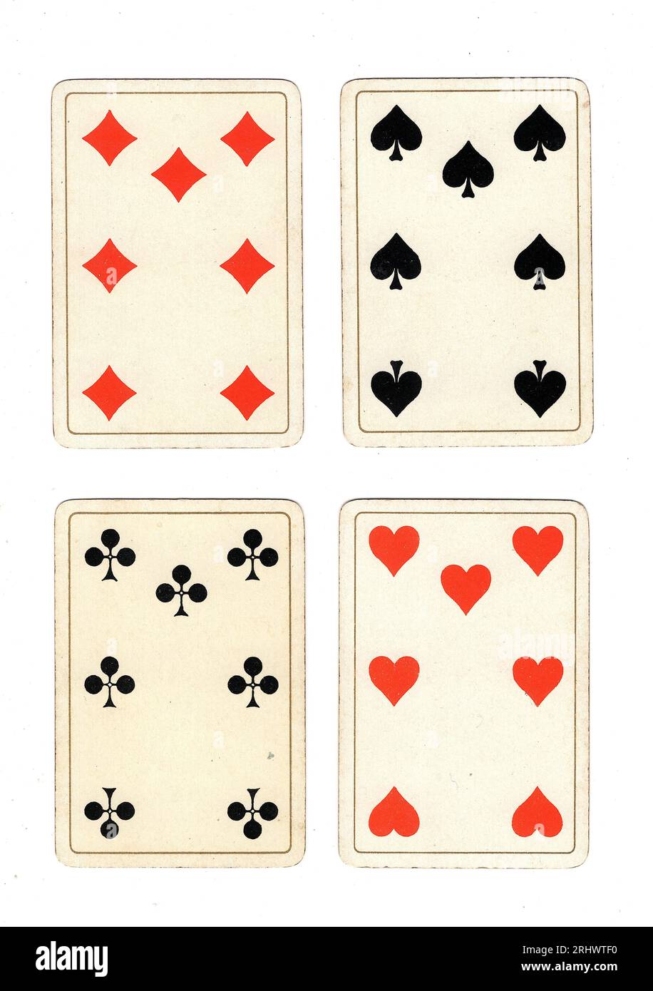 Antike Spielkarten mit vier Siebenen auf weißem Hintergrund. Stockfoto