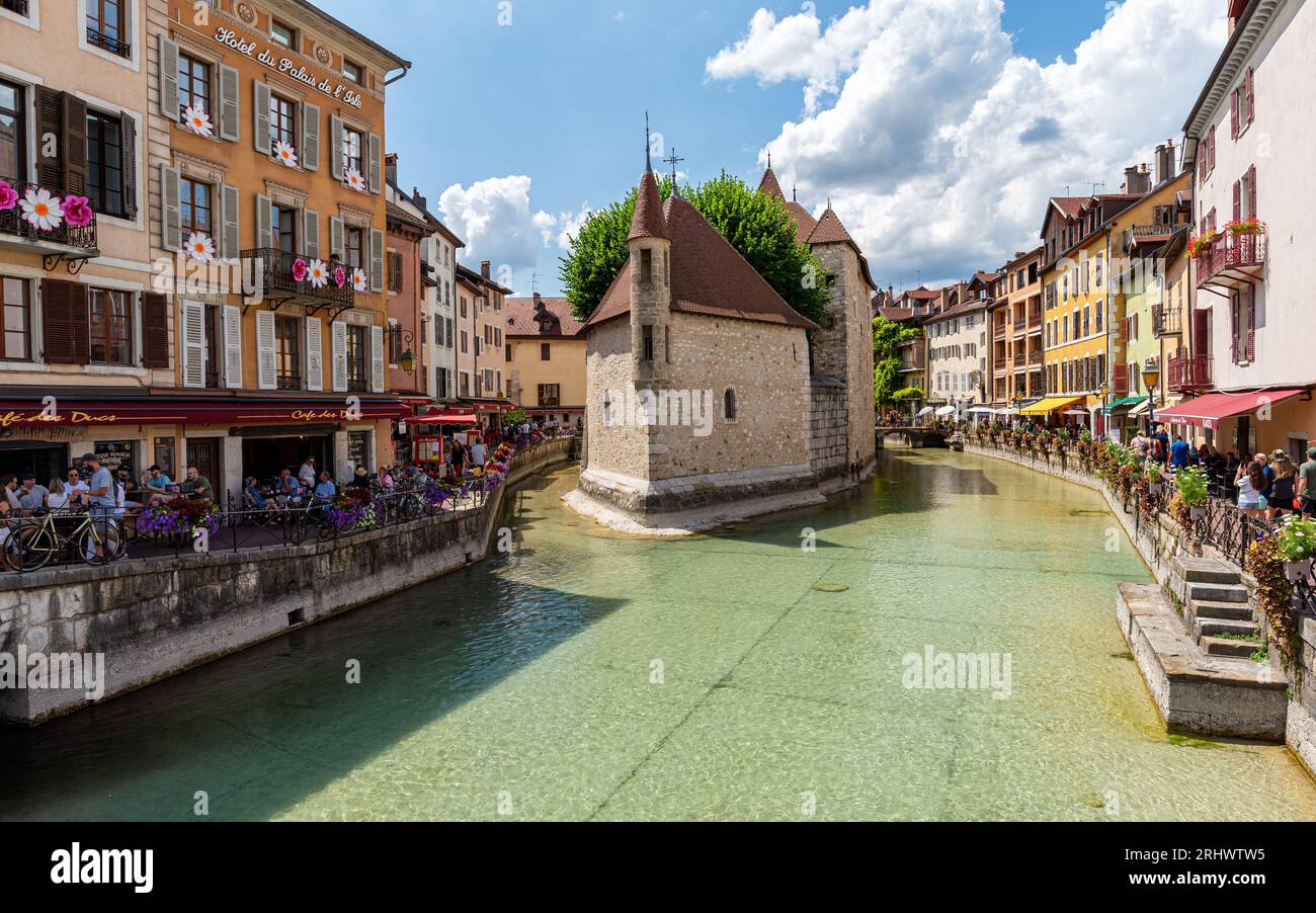 Schöner Blick auf Annecy im Sommer, auch bekannt als das „Venedig der Alpen“, das von Touristen häufig besucht wird und von der Thiou überquert wird. Stockfoto