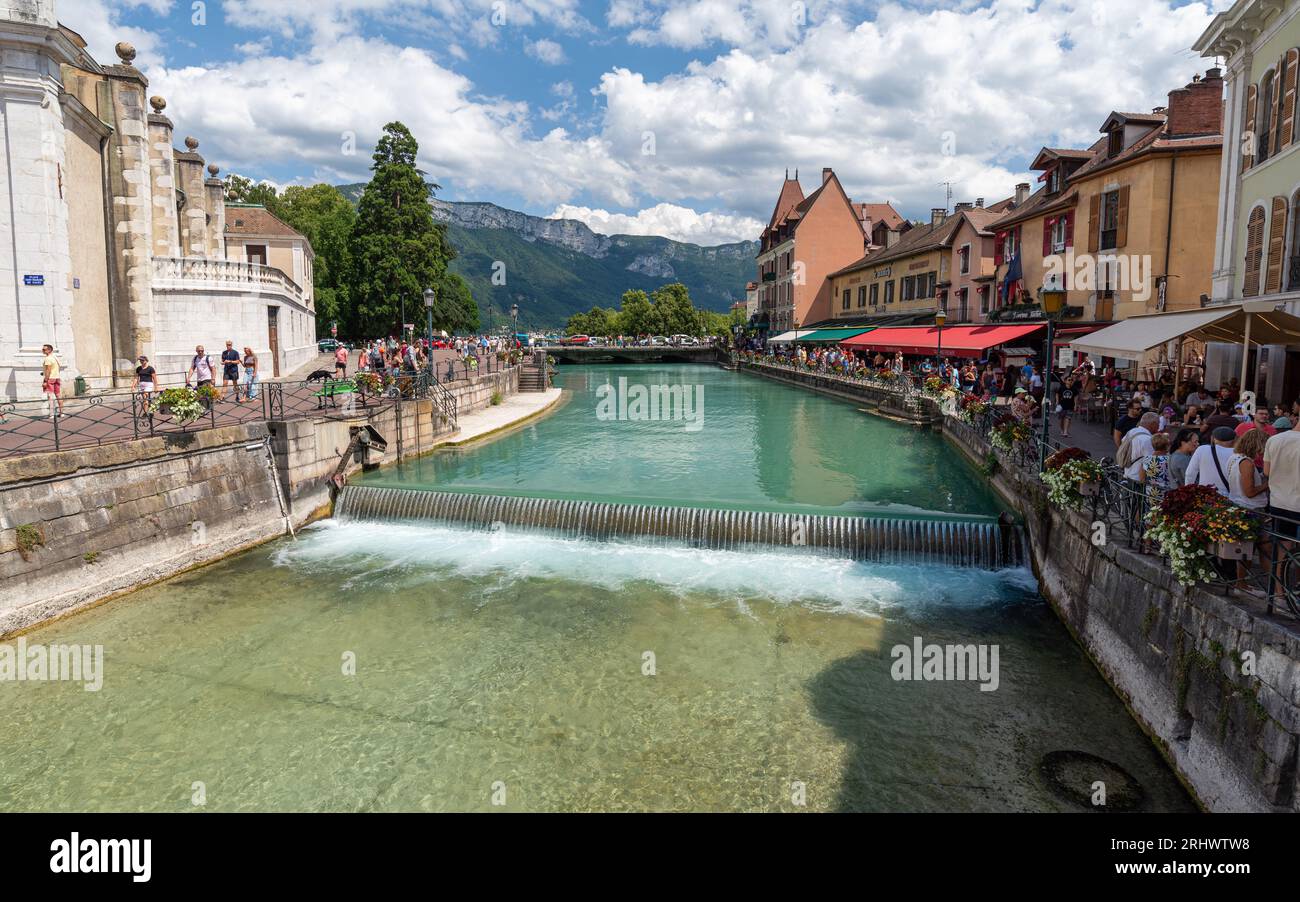 Schöner Blick auf Annecy im Sommer, auch bekannt als das „Venedig der Alpen“, das von Touristen häufig besucht wird und von der Thiou überquert wird. Stockfoto