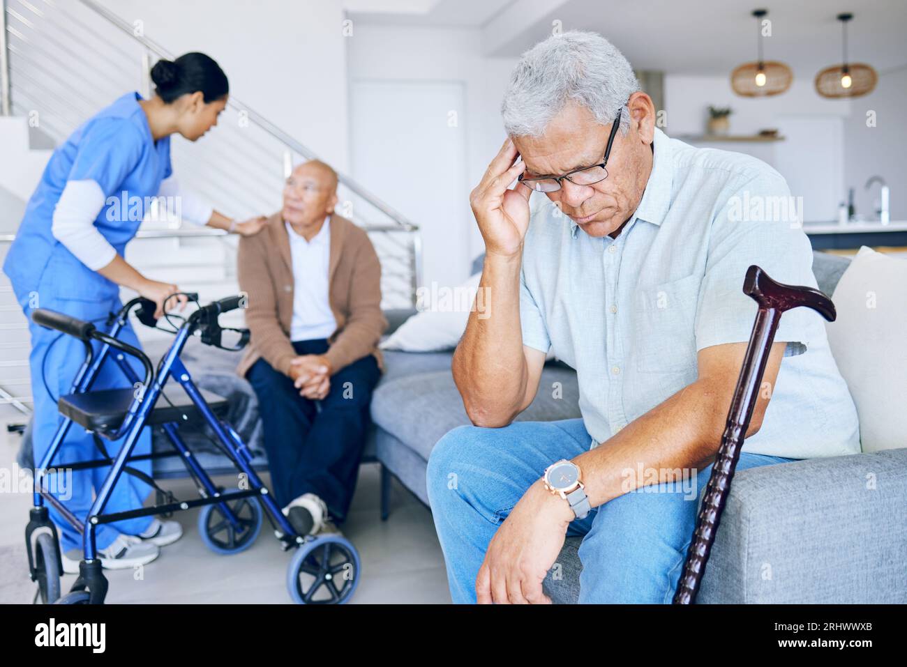 Gesundheitswesen, Arzt und ein Mann mit Kopfschmerzen in einem Pflegeheim, Depression oder Sprechstunde. Reden, Hilfe und eine Pflegefachkraft mit älteren Menschen zur Unterstützung Stockfoto