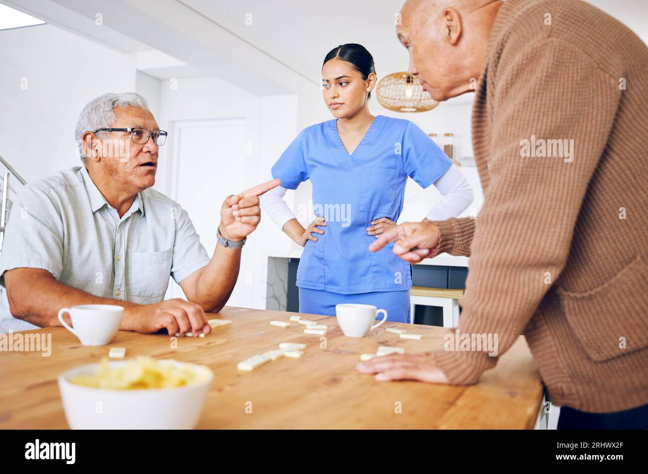 Krankenschwester, Seniorin und Kampf um ein Dominospiel mit Menschen in einem Altersheim für betreutes Wohnen. Gesundheitswesen, Medizin und eine Frauenmedizin Stockfoto