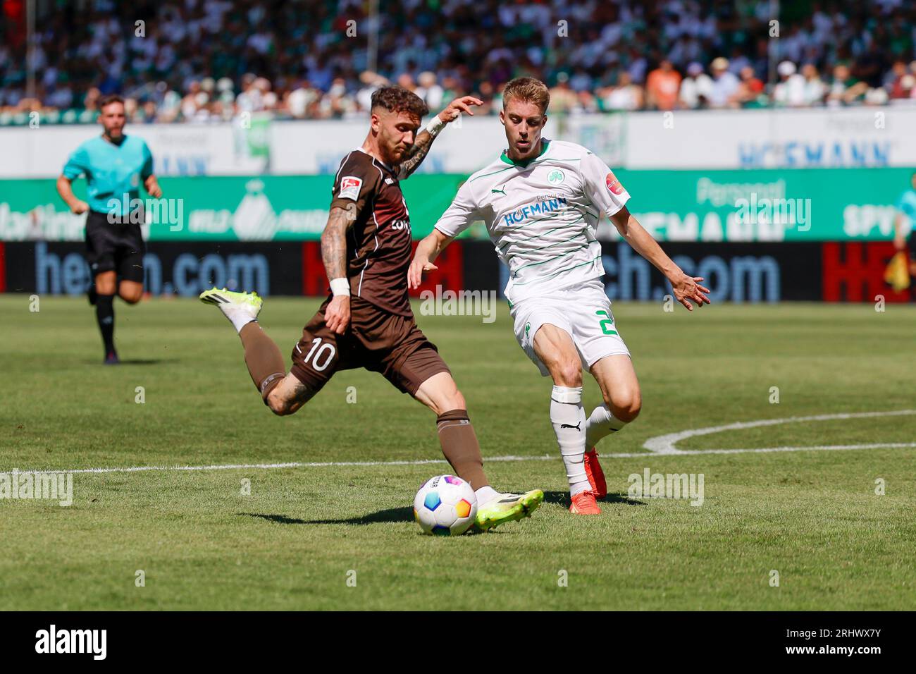 19. August 2023, Bayern, Fürth: Fußball: 2. Bundesliga, SpVgg Greuther Fürth - FC St. Pauli, Spieltag 3, Sportpark Ronhof Thomas Sommer. Marcel Hartel (l) vom FC St. Pauli verpasst die erste Chance, Gian-Luca Itter von Greuther Fürth war zu spät für die Verteidigung. Foto: Daniel Löb/dpa - WICHTIGER HINWEIS: Gemäß den Anforderungen der DFL Deutsche Fußball Liga und des DFB Deutscher Fußball-Bund ist es verboten, im Stadion und/oder im Spiel aufgenommene Fotos in Form von Sequenzbildern und/oder videoähnlichen Fotoserien zu verwenden oder zu verwenden. Stockfoto