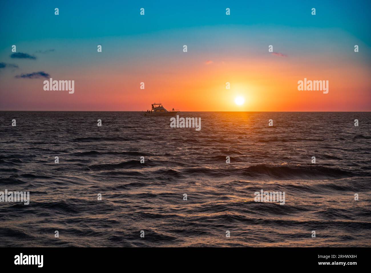Wunderschöne Naturszene mit buntem Sonnenuntergang über dem Meer Stockfoto