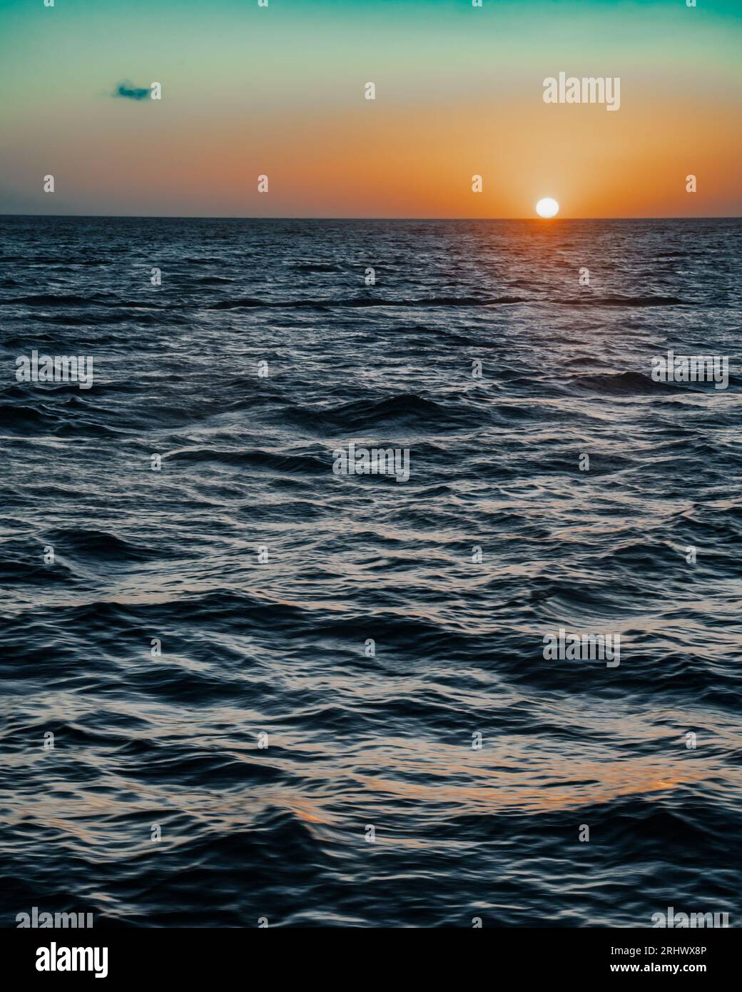 Wunderschöne Naturszene mit buntem Sonnenuntergang über dem Meer Stockfoto