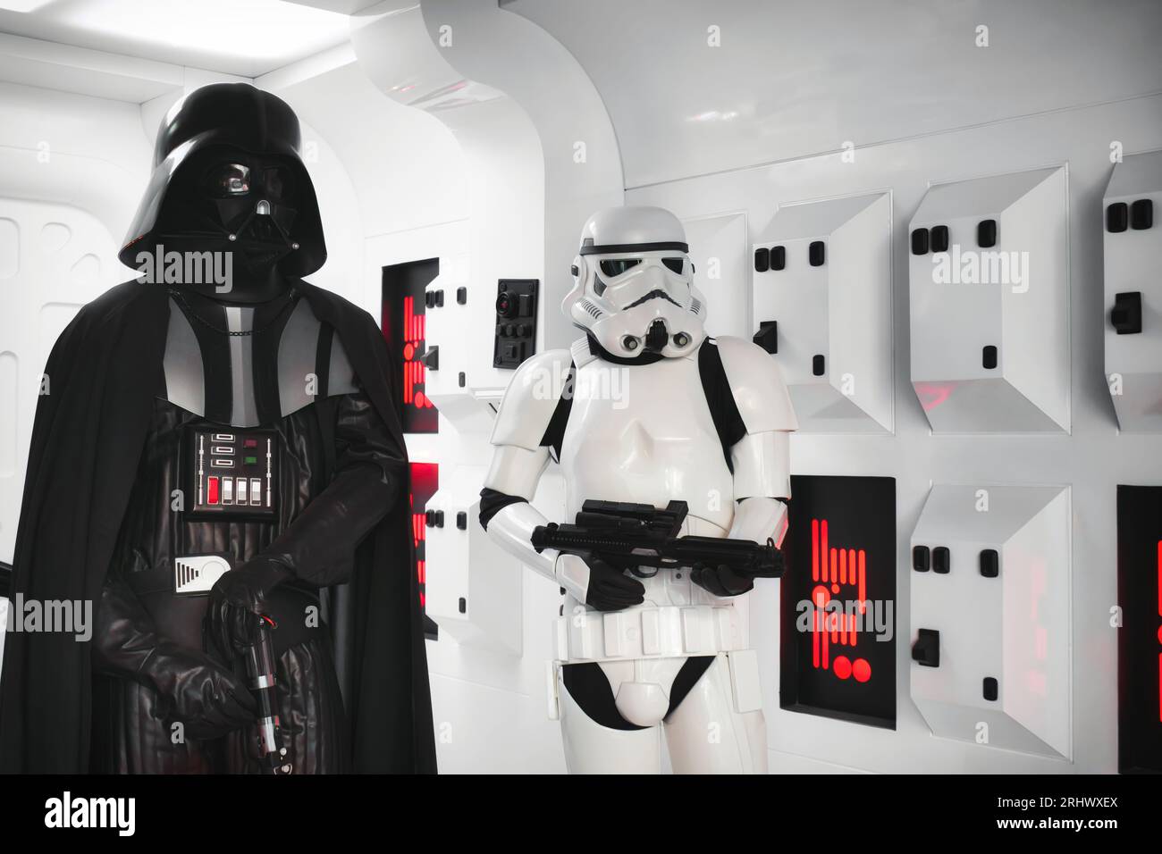 20. Mai 2023, St. Julians – Malta: Darth Vader und ein Sturmtruppler aus dem Star Wars-Film in einem Ganzkörperanzug, der in einem Raumschiff hinten steht Stockfoto