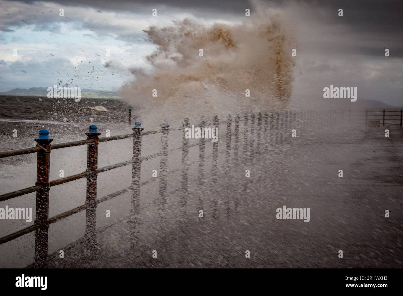 Heysham, Lancashire, Vereinigtes Königreich. August 2023. Storm Betty bei Hightide in Morecaambe Credit: PN News/Alamy Live News Stockfoto