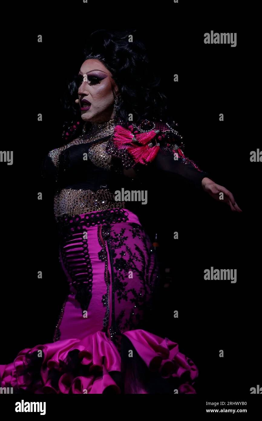 August 2023, Madrid, Madrid, Spanien: die spanische Drag Queen, Komikerin und multidisziplinäre Künstlerin Samantha Ballentines, Künstlername von Francisco Jose Sanchez Jimenez (Cadiz, 1986), bekannt für die Teilnahme an der zweiten Staffel von Drag Race Spanien, wird auf der Bühne im Conde Duque Cultural Center in Madrid (Spanien) gesehen (Credit Image: © Hugo OrtuñO/Pacific Press via ZUMA Press Wire) NUR REDAKTIONELLE VERWENDUNG! Nicht für kommerzielle ZWECKE! Stockfoto