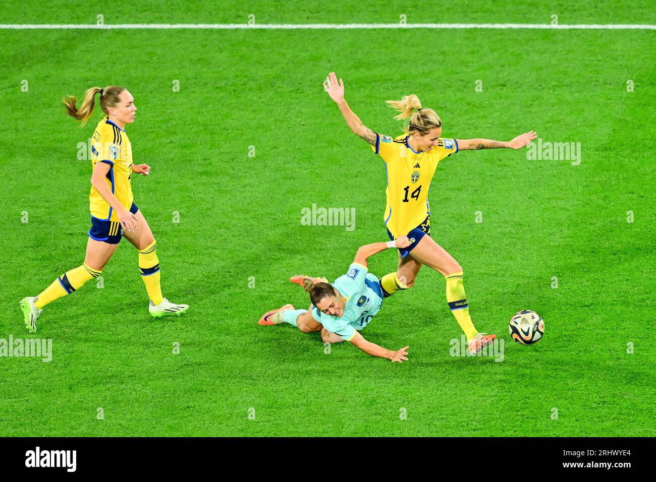 Brisbane, Australien. August 2023. Die Schwedenin Nathalie Bjorn (R) bestreitet mit der Australierin Katrina Gorry (C) im dritten Play-off zwischen Schweden und Australien bei der FIFA Frauen-Weltmeisterschaft 2023 in Brisbane, Australien, am 19. August 2023. Quelle: Zhu Wei/Xinhua/Alamy Live News Stockfoto