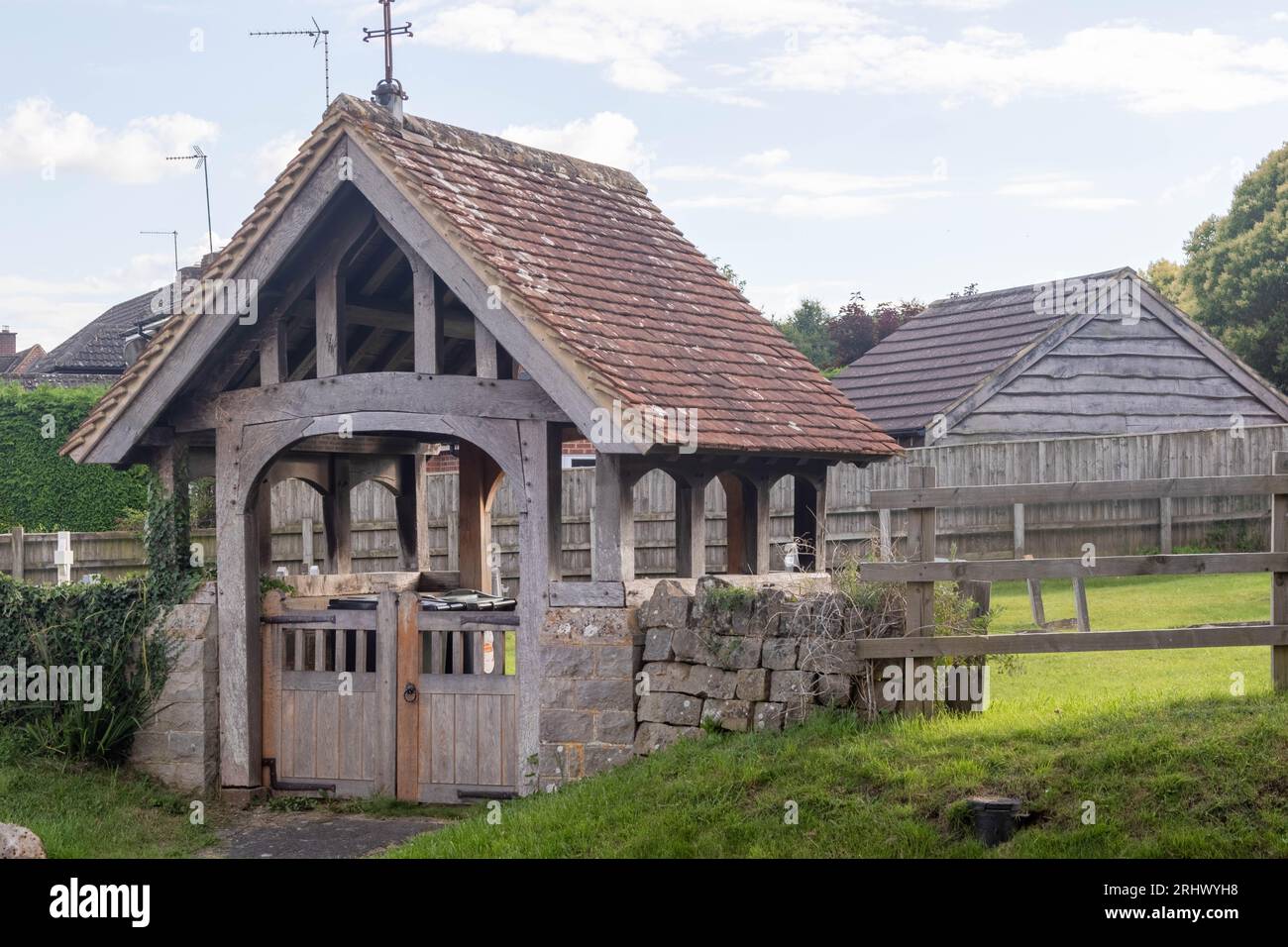 Fyfield, United Kingdom, 15. August 2023: - Das Lychgate der St. Nicholas Church im Dorf Fyfield, Wiltshire Stockfoto