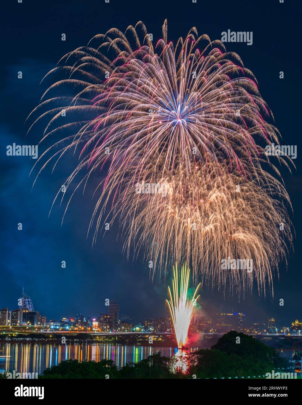 Feuerwerk am Himmel der Stadt Taipeh in Taiwan Stockfoto