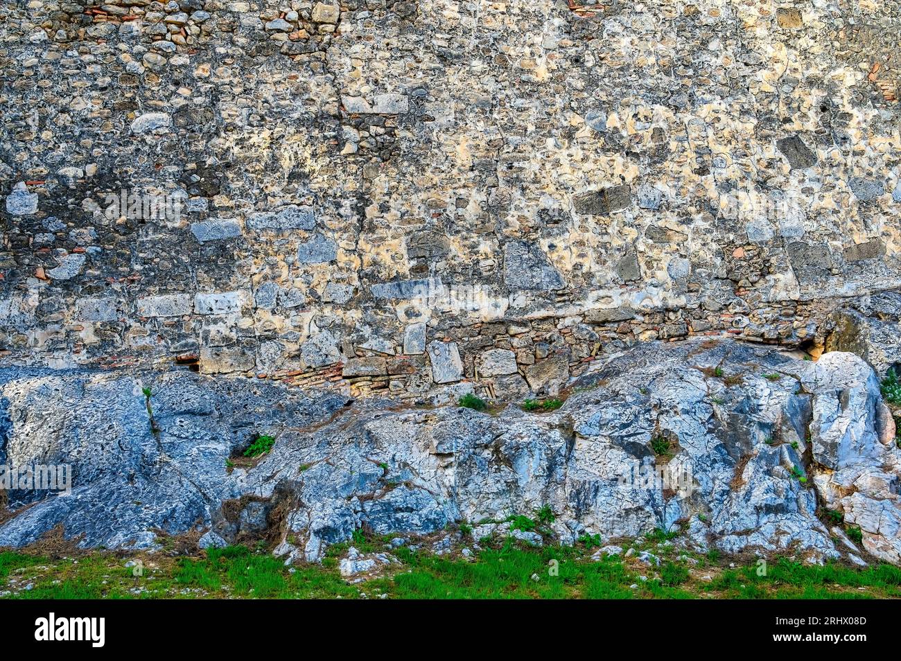 Denia, Alicante, Spanien, architektonisches Merkmal einer mittelalterlichen Festungsmauer. Stockfoto