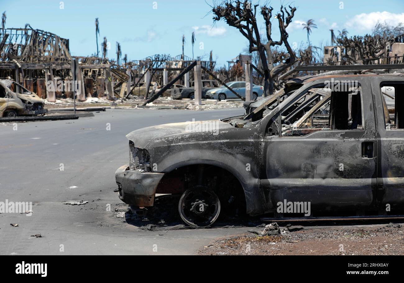 Lahaina, Vereinigte Staaten. August 2023. Zerstörte und verbrannte Fahrzeuge nach den Waldbränden, die am 18. August 2023 in Lahaina, Maui, Hawaii, über West-Maui fegten. Waldbrände, die durch starke Winde angefacht wurden, töteten mindestens 100 Menschen und zerstörten Tausende von Häusern auf der Insel. Ausweis: SPC. Sean Walker/USA Nationalgarde/Alamy Live News Stockfoto