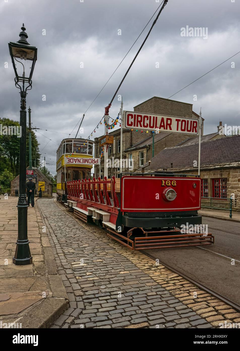 Eine 1927 Blackpool 'Toast-Rack' offene Straßenbahn (Nummer 166) fotografiert an der Haltestelle Stephenson Place Tram am Crich Tramway Village. Stockfoto