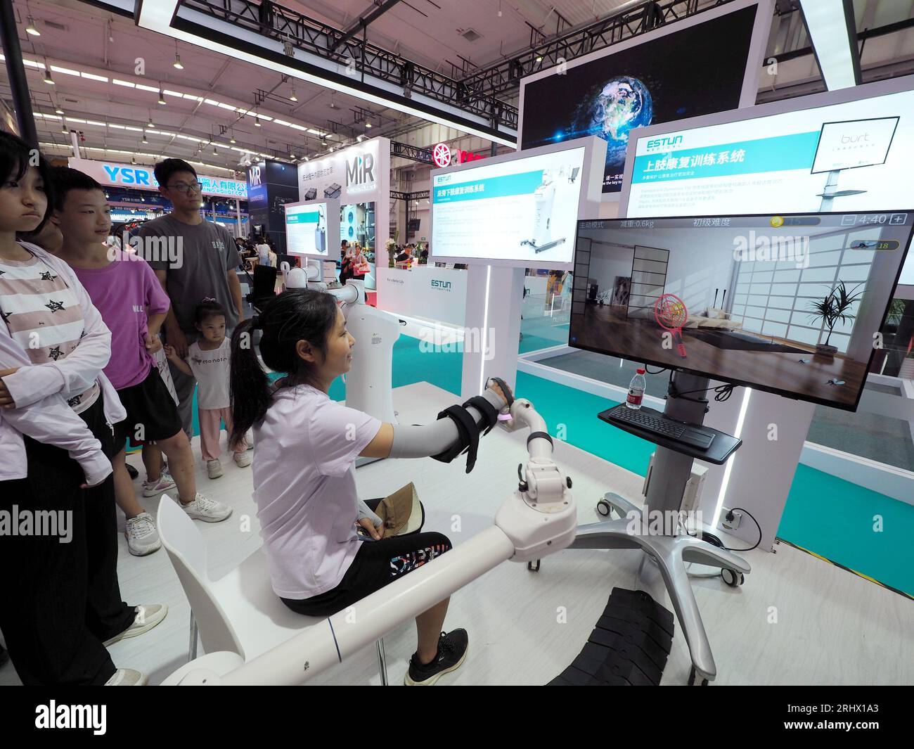 PEKING, CHINA - 19. AUGUST 2023 - Besucher erleben das „Training System zur Rehabilitation der Oberschenkel“ auf der World Robot Conference 2023 in Peking, Stockfoto