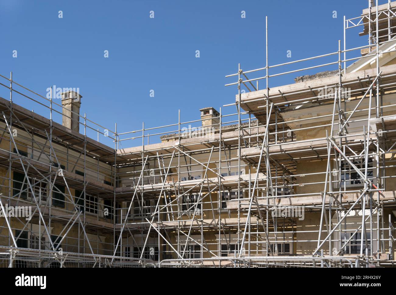 Großes Gerüstprojekt an großen Gebäuden, die nicht mehr gewartet werden müssen Stockfoto