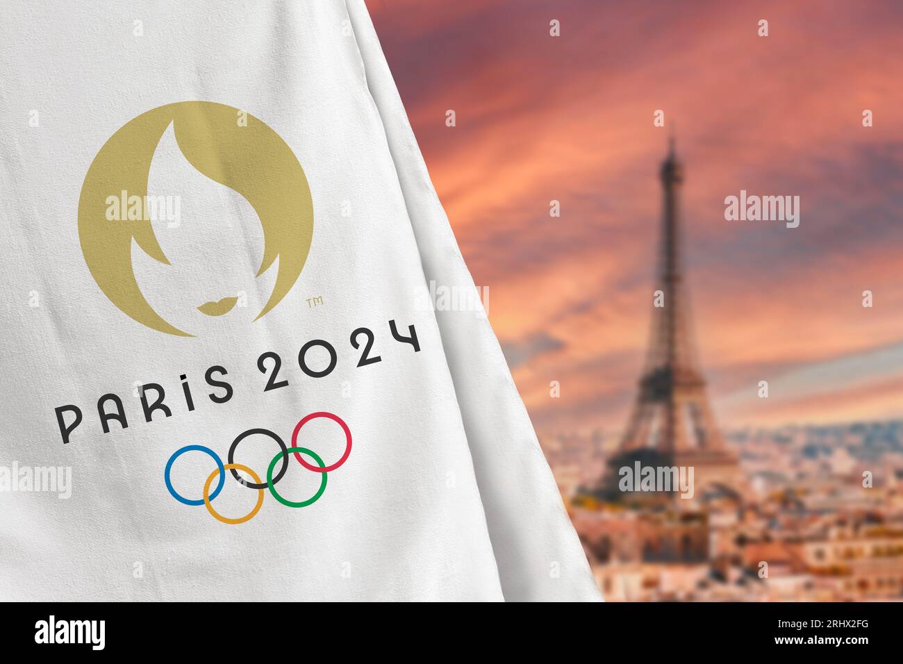 Antalya, Türkei - 18. August 2023: Flagge der Olympischen Spiele 2024 in Paris vor der verschwommenen Skyline von Paris Stockfoto