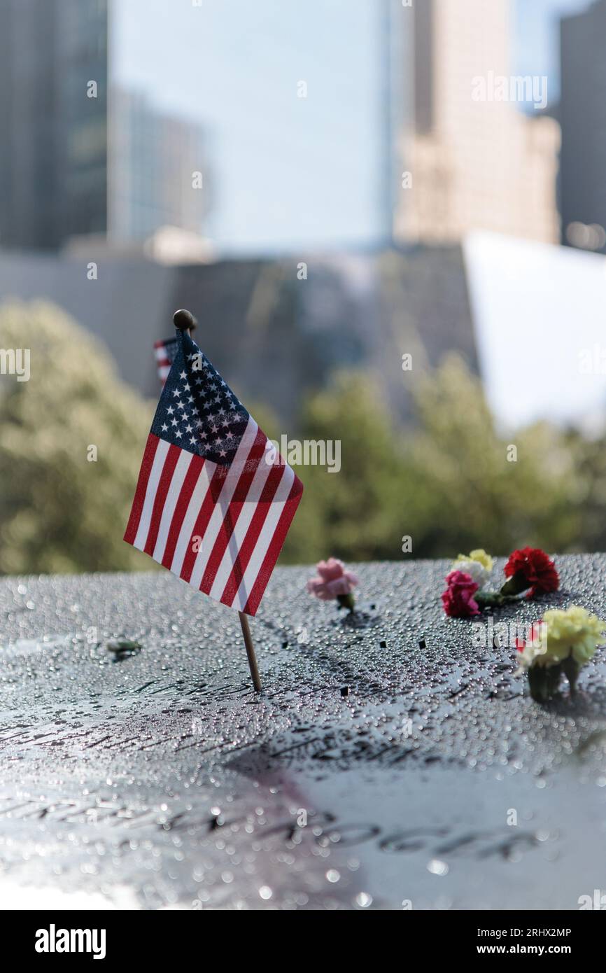 National September 11 Memorial, amerikanische Flagge, Blumen, Namen, New York, USA Stockfoto