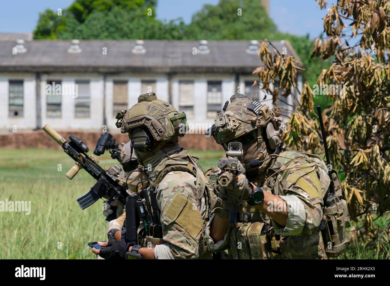 Soldat im Bürgerkrieg, Gebäude ruiniert. Nahkampf und Bürgerkriegskonzept. Stockfoto