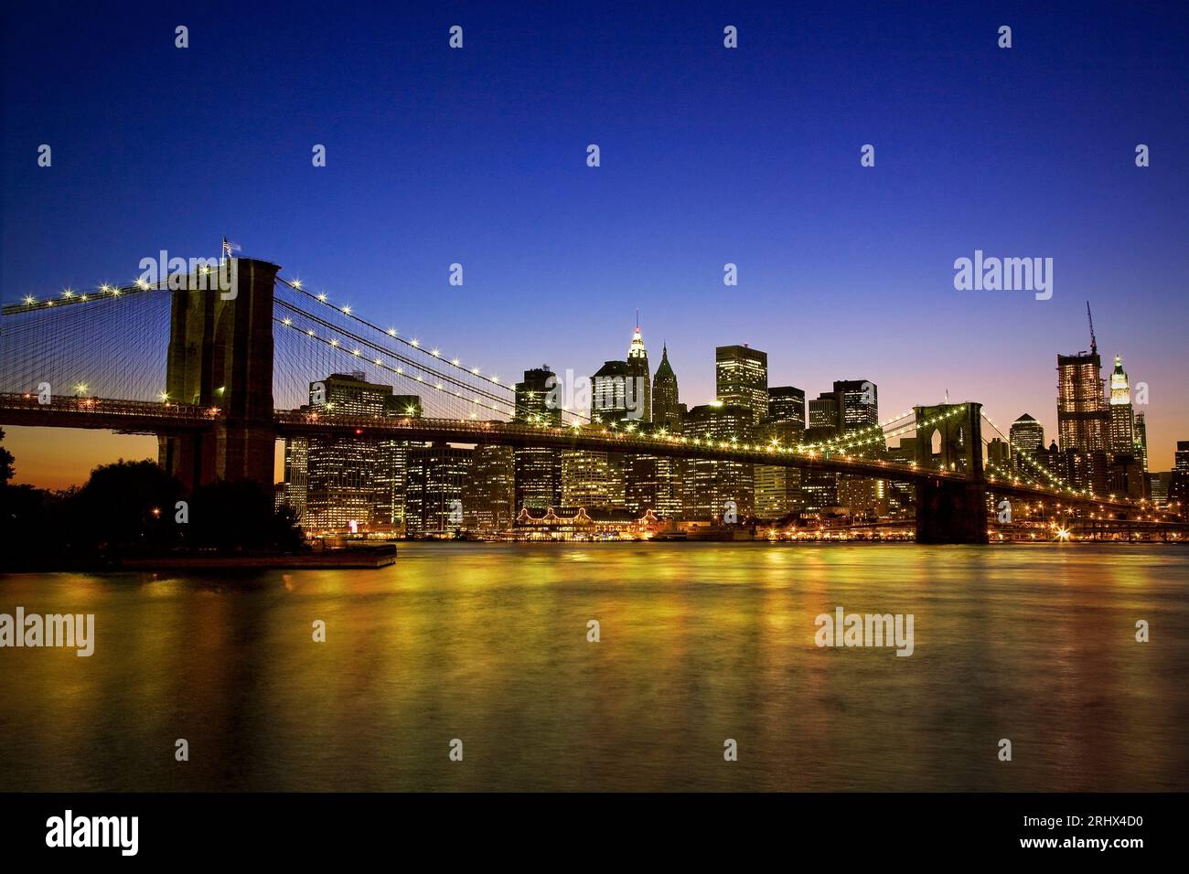 Die Brooklyn Bridge führt nach Lower Manhattan und verbindet Brooklyn über den East River in New York City. Stockfoto